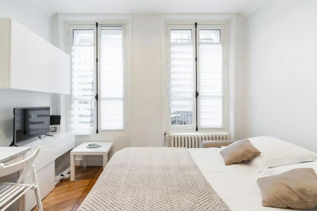 Luxe Montaigne Apartment *