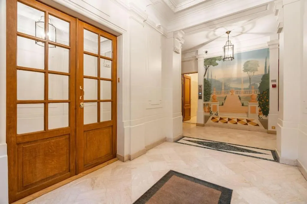 Luxe Montaigne Apartment Paris