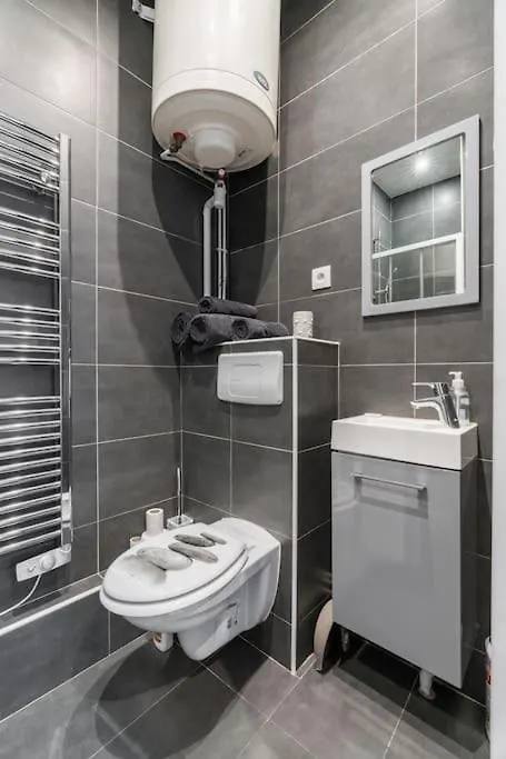 Apartment Luxe Montaigne Paris