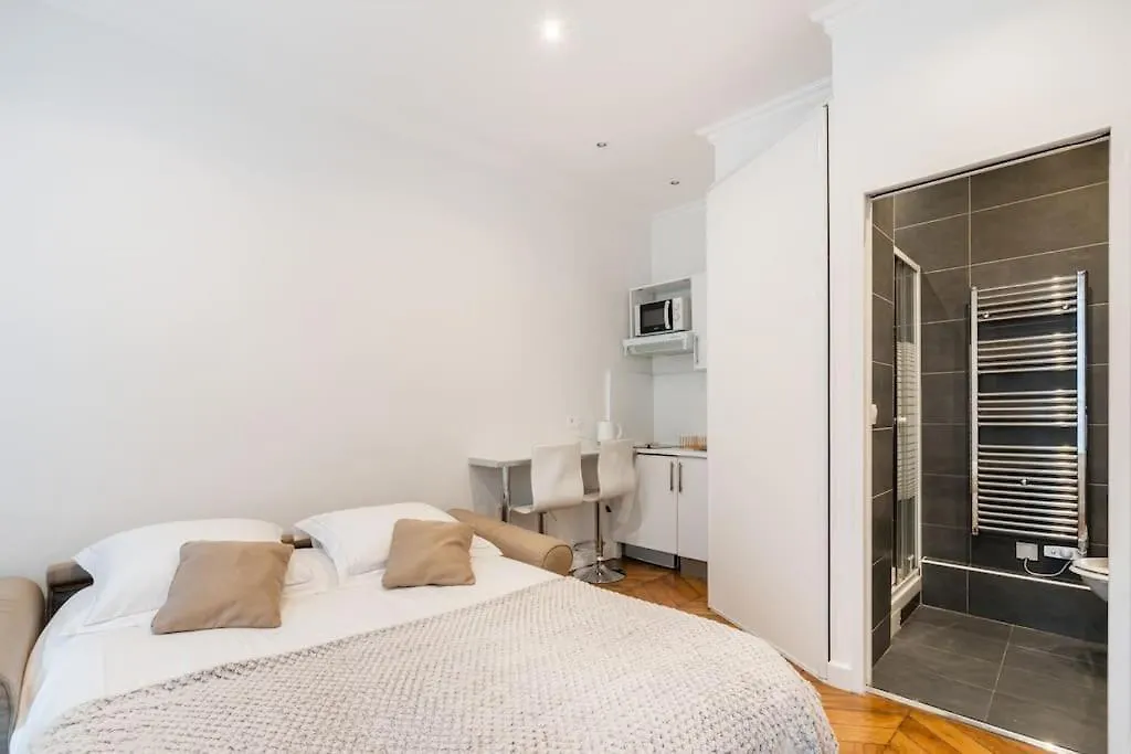 Luxe Montaigne Apartment *