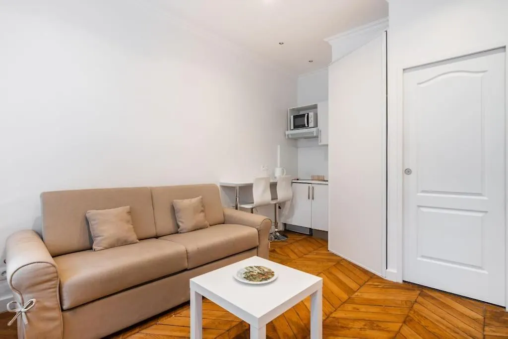 Luxe Montaigne Apartment *