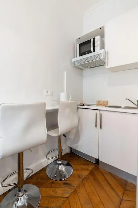 Apartment Luxe Montaigne Paris