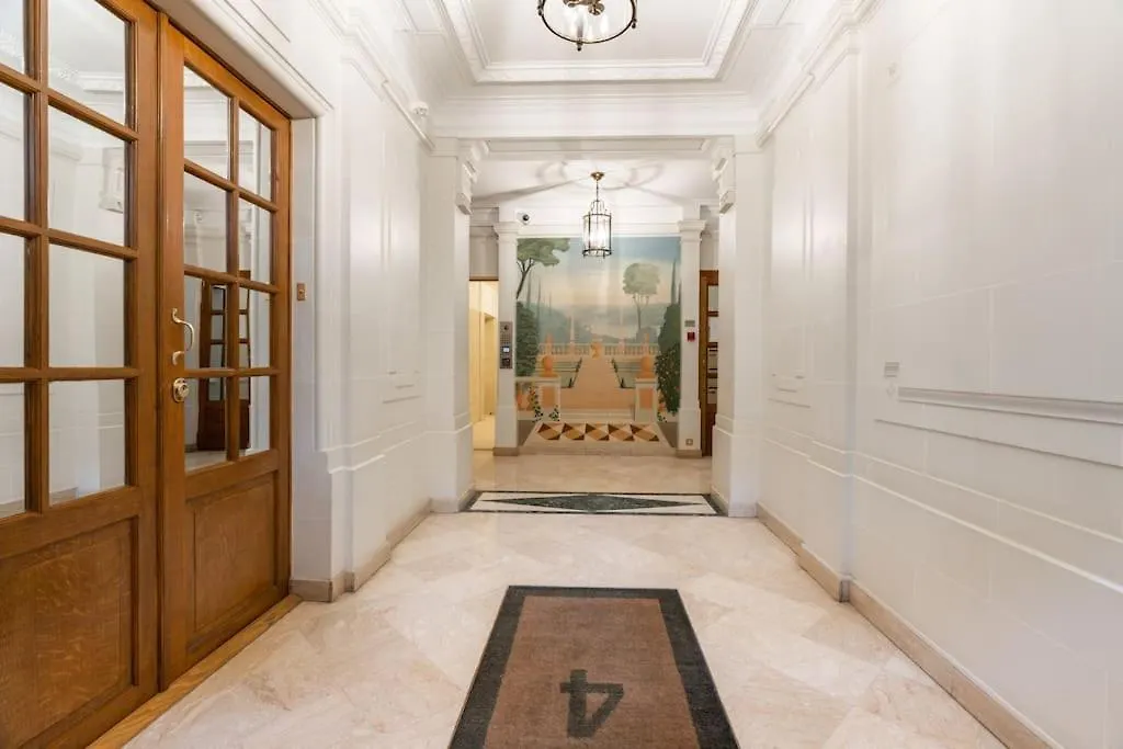Luxe Montaigne Apartment Paris
